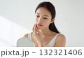 肌のトラブルに悩む女性 132321406