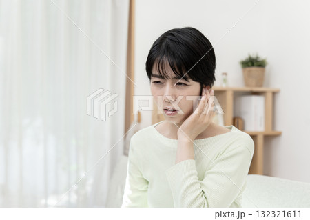 耳の聞こえが悪い女性 突発性難聴 耳の聞こえが悪い女性 突発性難聴 132321611