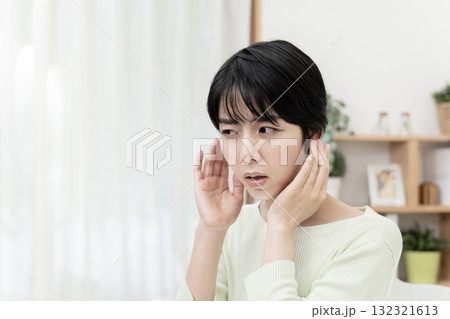 耳の聞こえが悪い女性　突発性難聴　 132321613