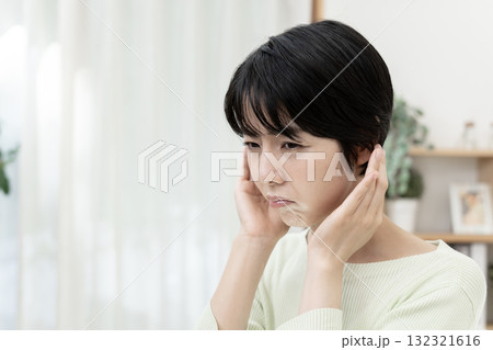 耳の聞こえが悪い女性 突発性難聴 耳の聞こえが悪い女性 突発性難聴 132321616