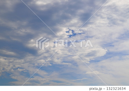 雲で覆われた空　空のみ 132321634