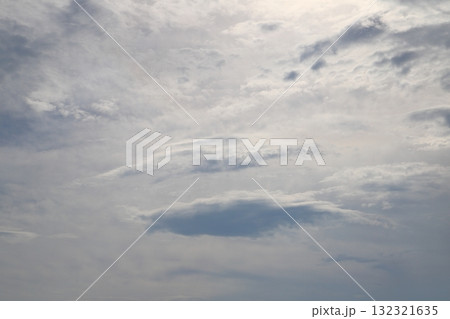 雲で覆われた空 空のみ 雲で覆われた空 空のみ 132321635