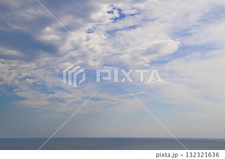 雲で覆われた空　海 132321636