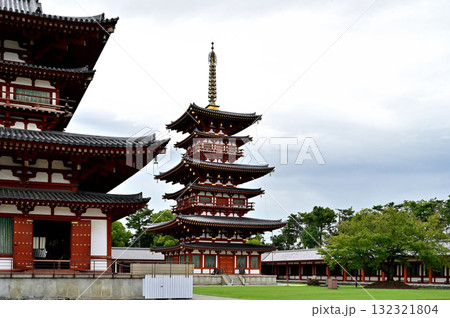 薬師寺 金堂と西塔 薬師寺 金堂と西塔 132321804