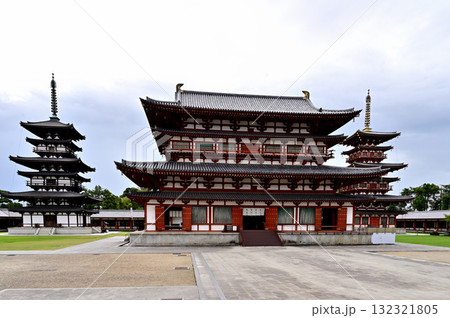 薬師寺　金堂と東塔・西塔 132321805