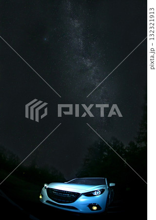 星が輝く夜空　天の川と車　イメージ 132321913