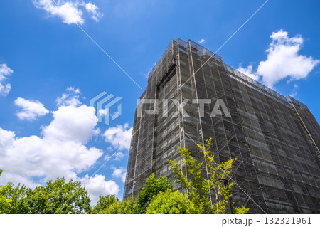 日本の横浜都市景観 マンションの補修や点検等、足場や防護ネットなど。衛星アンテナが… 日本の横浜都市景観 マンションの補修や点検等、足場や防護ネットなど。衛星アンテナが… 132321961