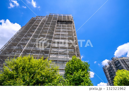 日本の横浜都市景観 マンションの補修や点検等、足場や防護ネットなど。衛星アンテナが… 日本の横浜都市景観 マンションの補修や点検等、足場や防護ネットなど。衛星アンテナが… 132321962