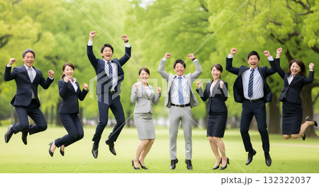 大人数でシャンプするビジネスパーソン 132322037