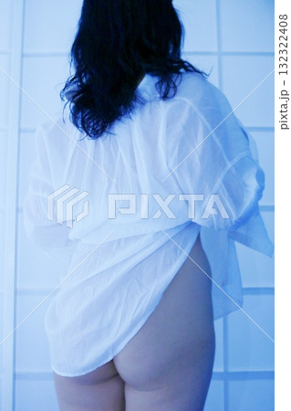 白いシャツを着る女性後ろ姿 白いシャツを着る女性後ろ姿 132322408