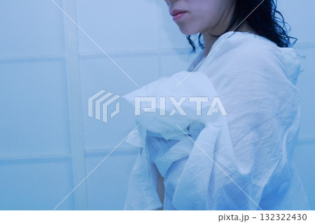 白いシャツを持つ女性 132322430