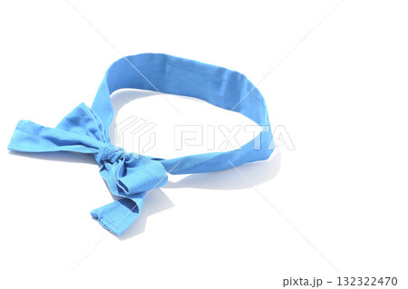 青い鉢巻きを白背景で撮影 132322470