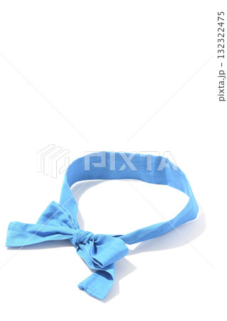 青い鉢巻きを白背景で撮影 132322475