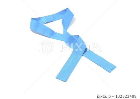 青い鉢巻きを白背景で撮影 132322489