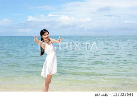 海辺でくつろぐ女性 132322641