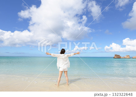 南国リゾートの美しいビーチで寛ぐ女性 南国リゾートの美しいビーチで寛ぐ女性 132322648