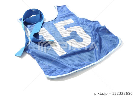 青のゼッケンと青の鉢巻きを白背景で撮影 132322656