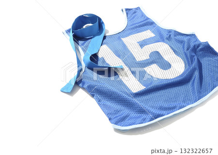 青のゼッケンと青の鉢巻きを白背景で撮影 青のゼッケンと青の鉢巻きを白背景で撮影 132322657