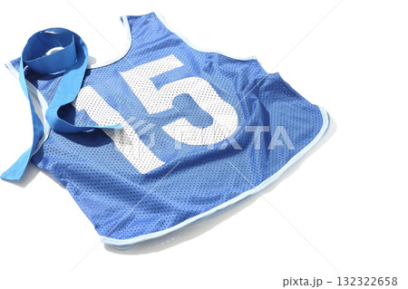 青のゼッケンと青の鉢巻きを白背景で撮影 132322658