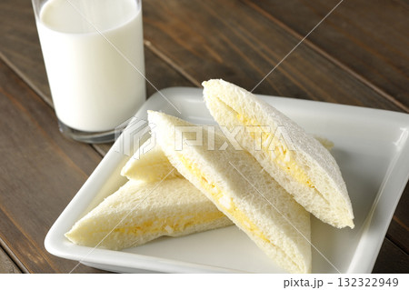 タマゴサンドとミルク 132322949