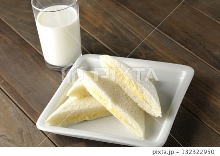 タマゴサンドとミルク 132322950