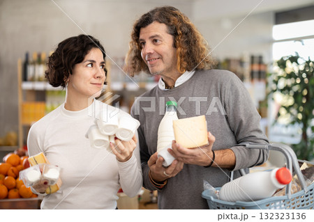 Husband and wife choose dairy products 132323136