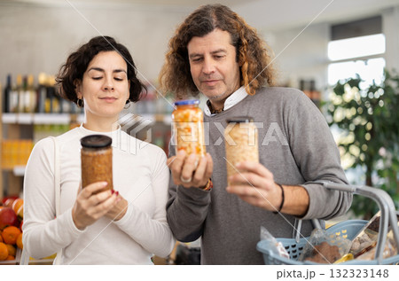 Husband and wife choose beans 132323148