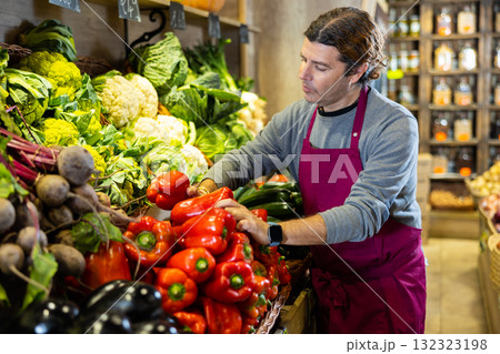 Adult man selling bell peppers in shop Adult man selling bell peppers in shop 132323198