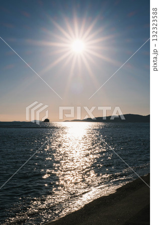 [赤穂海浜公園]美しい夕日の光が眩しい風景 132323588