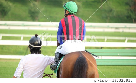 本馬場入場で入場する競走馬 132323916