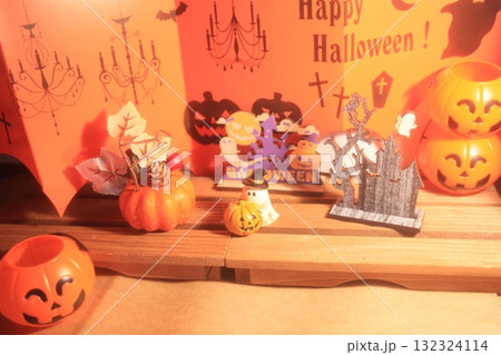 夜のテーブルに置かれたハロウィンのカボチャ 夜のテーブルに置かれたハロウィンのカボチャ 132324114