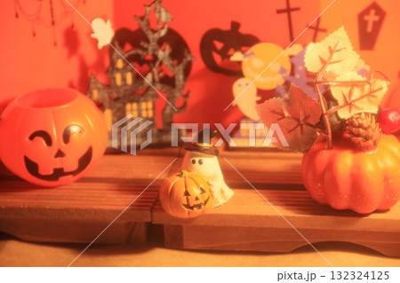 ハロウィンのかぼちゃとかわいいキャンドル 132324125