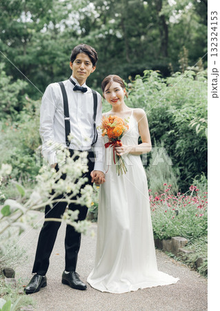 庭園でのウェディングフォト 132324153