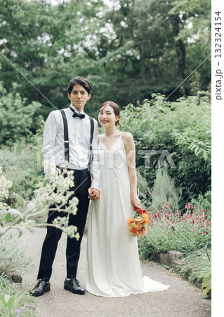 庭園でのウェディングフォト 132324154