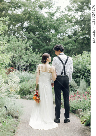 庭園でのウェディングフォト 132324176