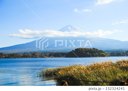 秋のススキ野原と雲帯を巻いた雄大な富士山 132324241