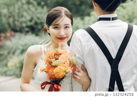 庭園でのウェディングフォト 132324258