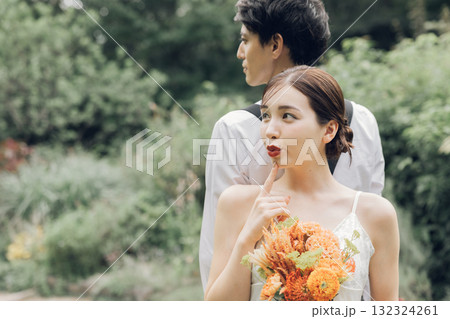 庭園でのウェディングフォト 132324261