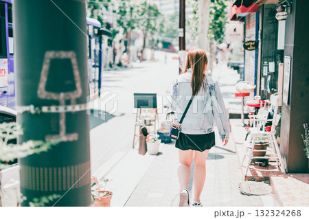 solo woman traveler in jean cloth walk and shopping in the modern city 132324268