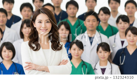 美容外科経営の女性理事長とスタッフ 美容外科経営の女性理事長とスタッフ 132324310