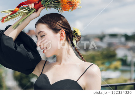 黒いウェディングドレスを着た女性 黒いウェディングドレスを着た女性 132324320