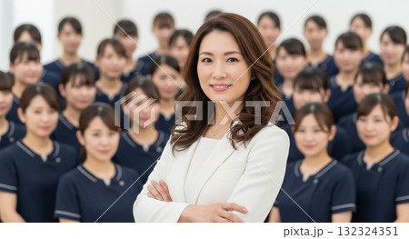 エステサロン経営の女性社長と女性スタッフ 132324351