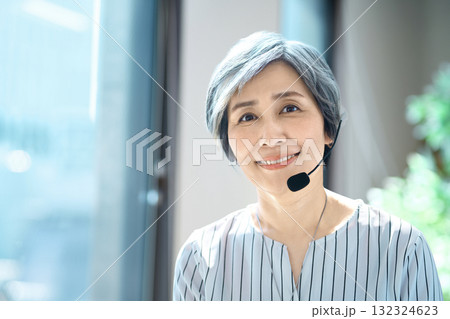 ヘッドセットを付けた笑顔のシニアオペレーター 132324623