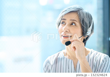 上を見上げて笑顔のシニアオペレーター 132324624