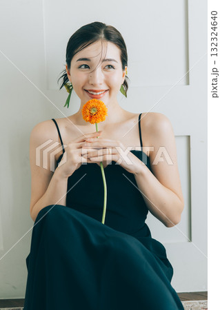 黒いウェディングドレスを着た女性 132324640