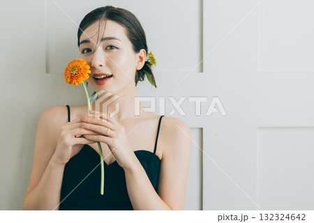 黒いウェディングドレスを着た女性 132324642