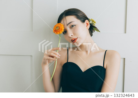 黒いウェディングドレスを着た女性 黒いウェディングドレスを着た女性 132324643