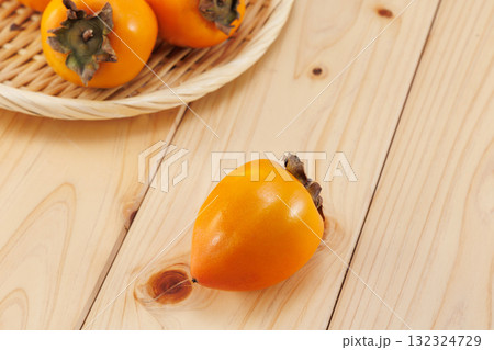 美味しそうに筆柿 132324729