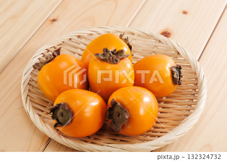 美味しそうに筆柿 132324732