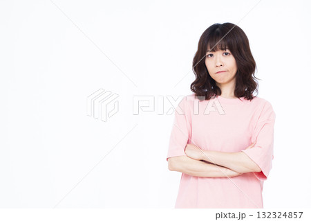 困っている女性 困っている女性 132324857